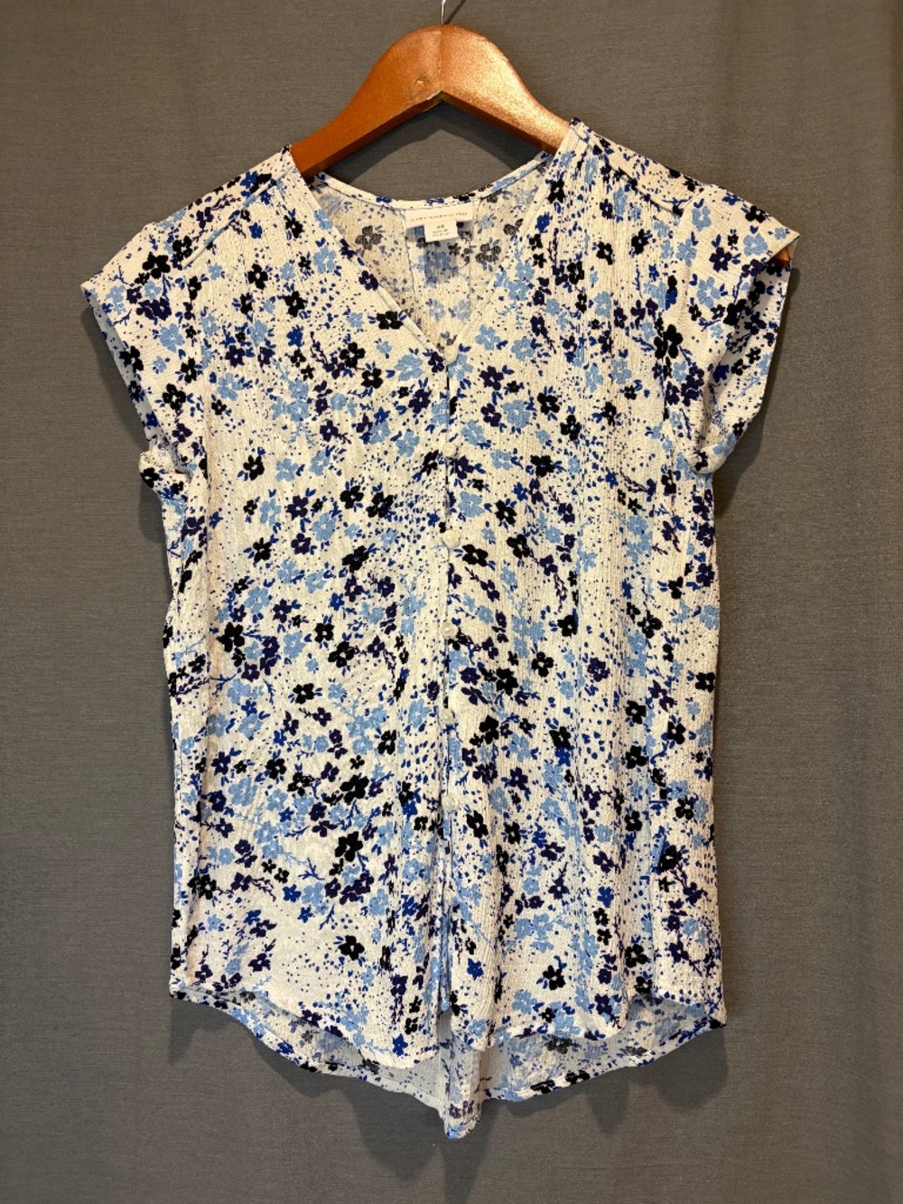 Liz Claiborne Women's XS Button Up Top Blouse Blue Floral Crinkle Gauze V-Neck